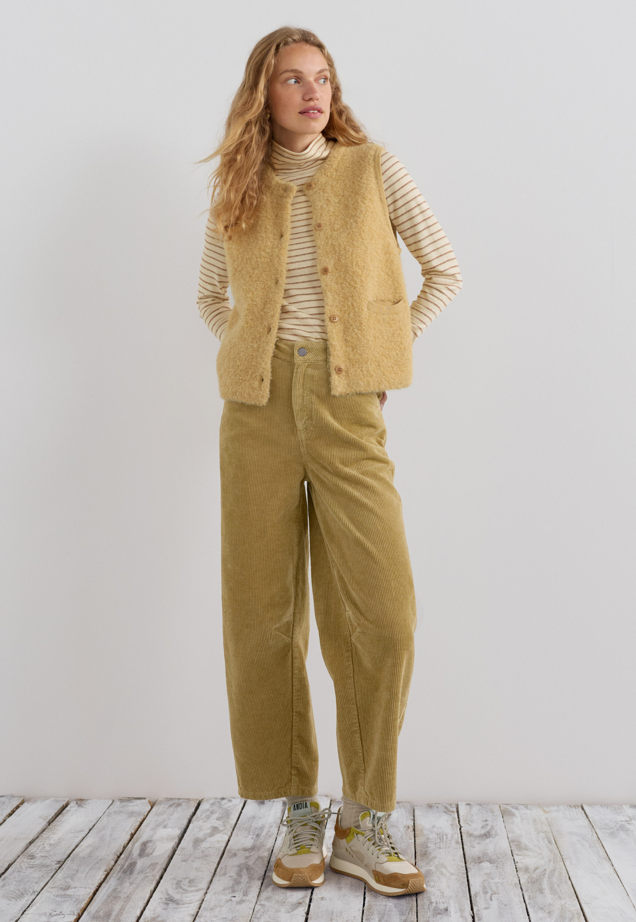 Boucl&eacute; knitted gilet