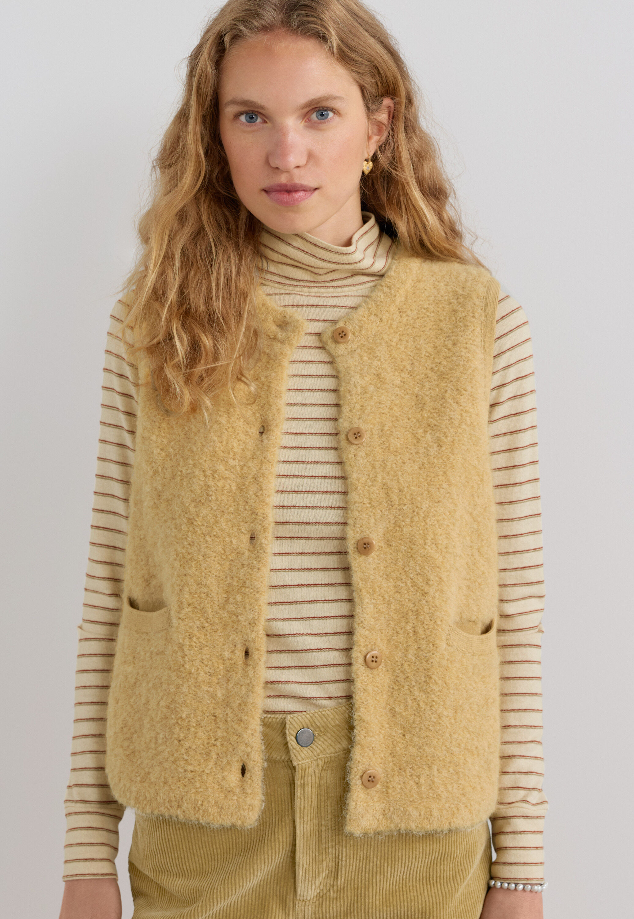 Boucl&eacute; knitted gilet